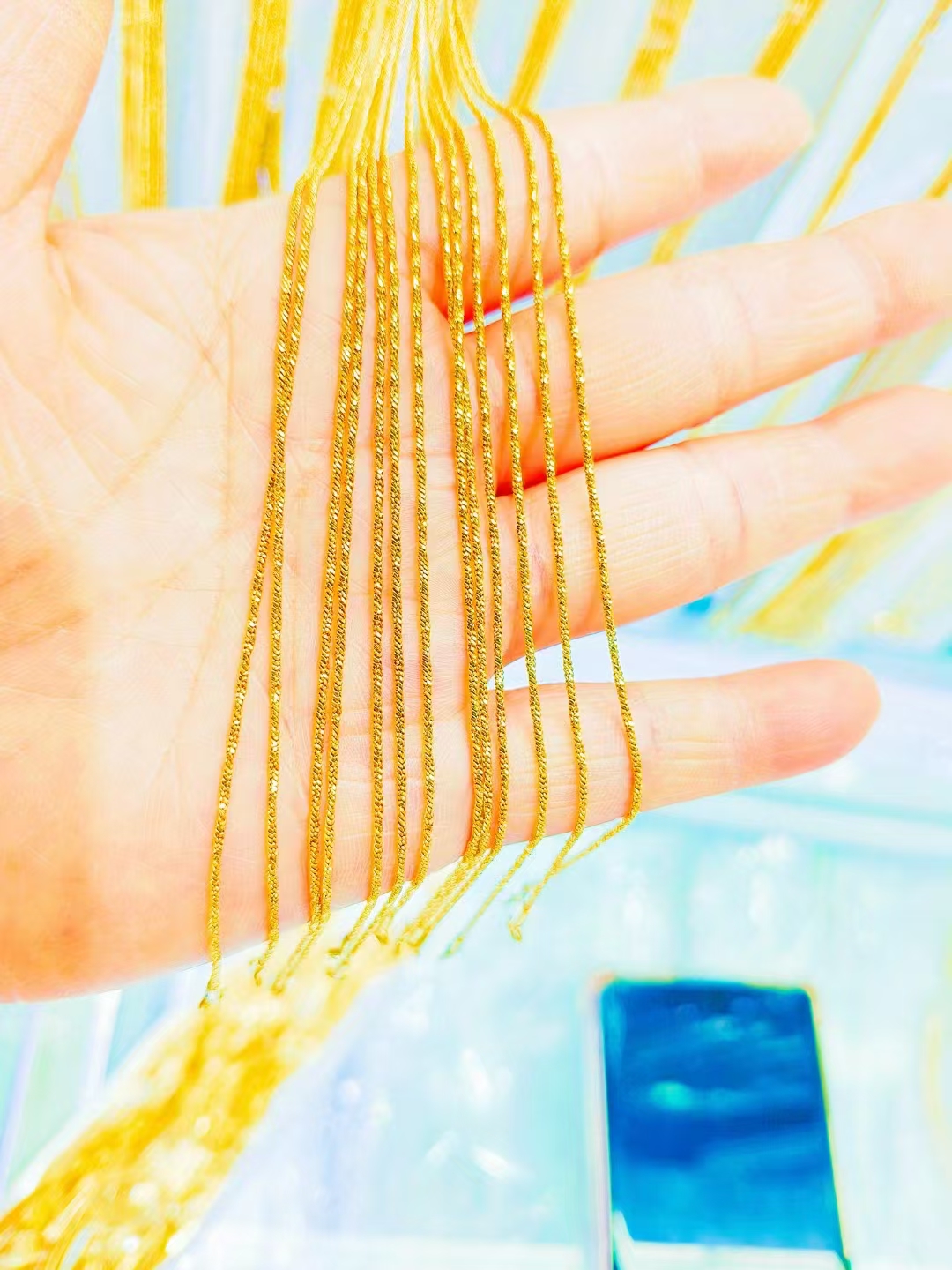 Interchangeable chains that can be worn as a minimalist necklace.