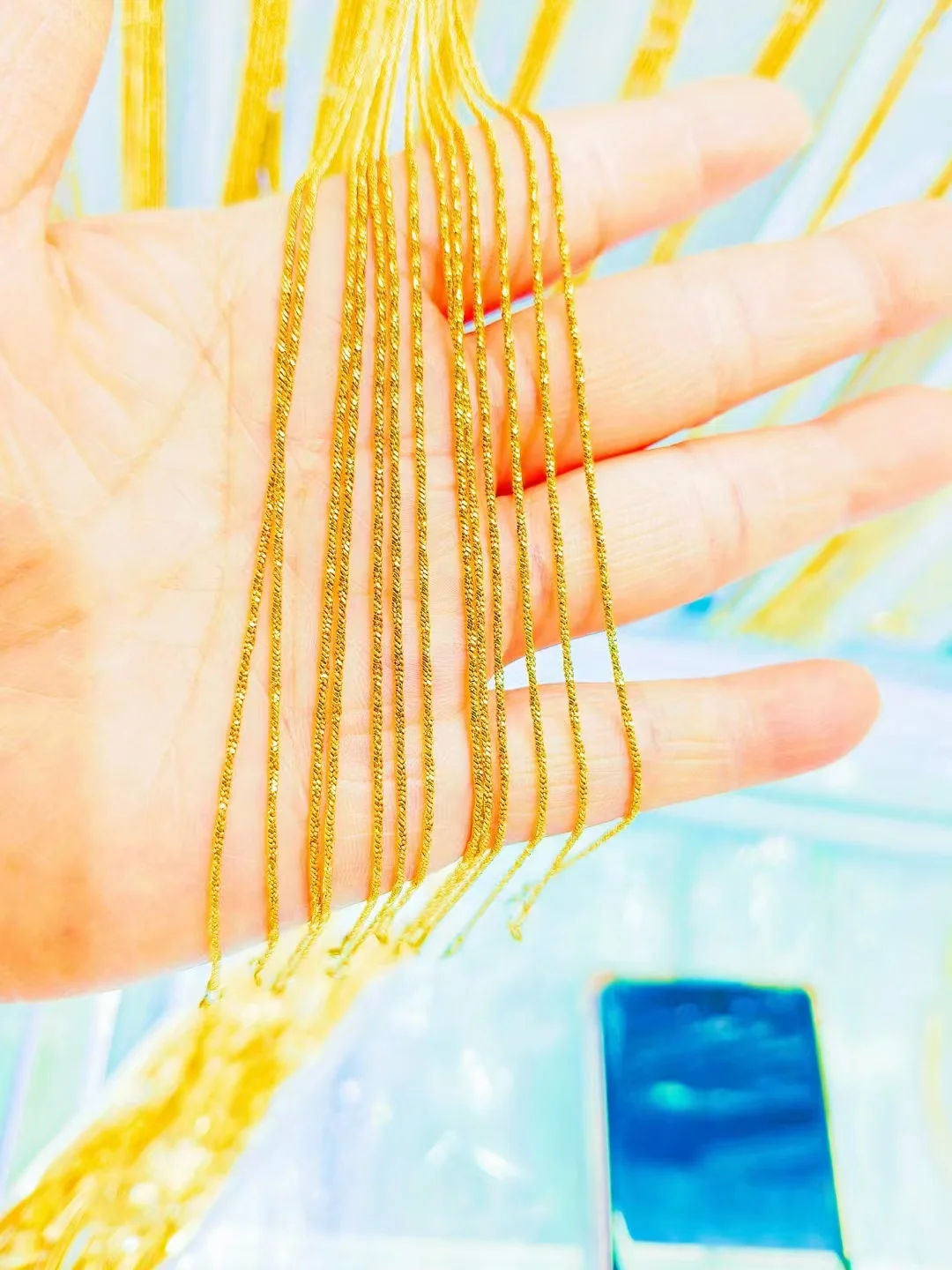 Interchangeable chains that can be worn as a minimalist necklace.