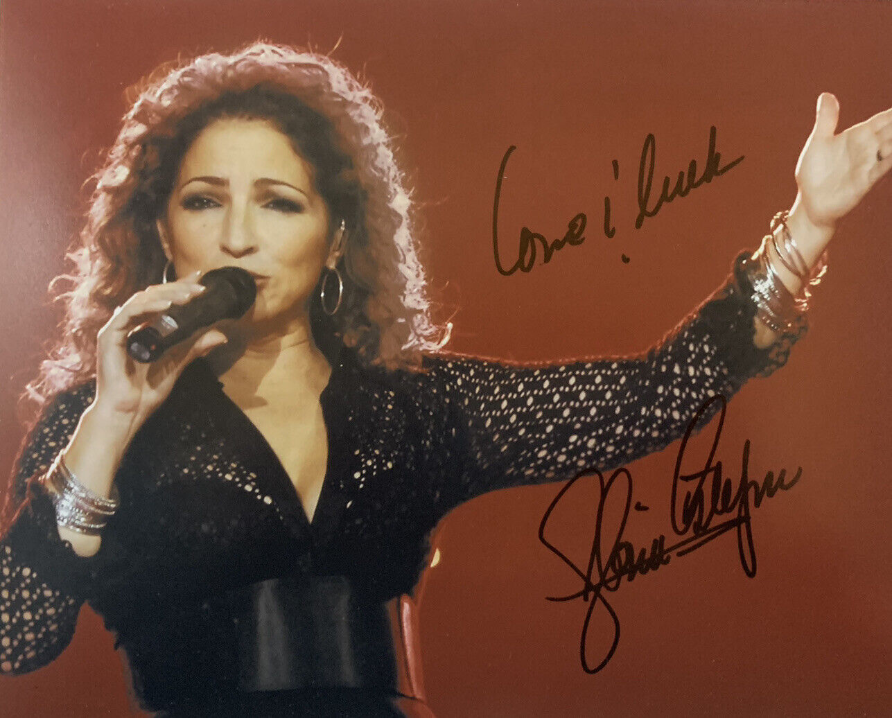 GLORIA ESTEFAN HAND SIGNED 8x10 Photo Poster painting SINGER AUTOGRAPHED AUTHENTIC RARE SEXY