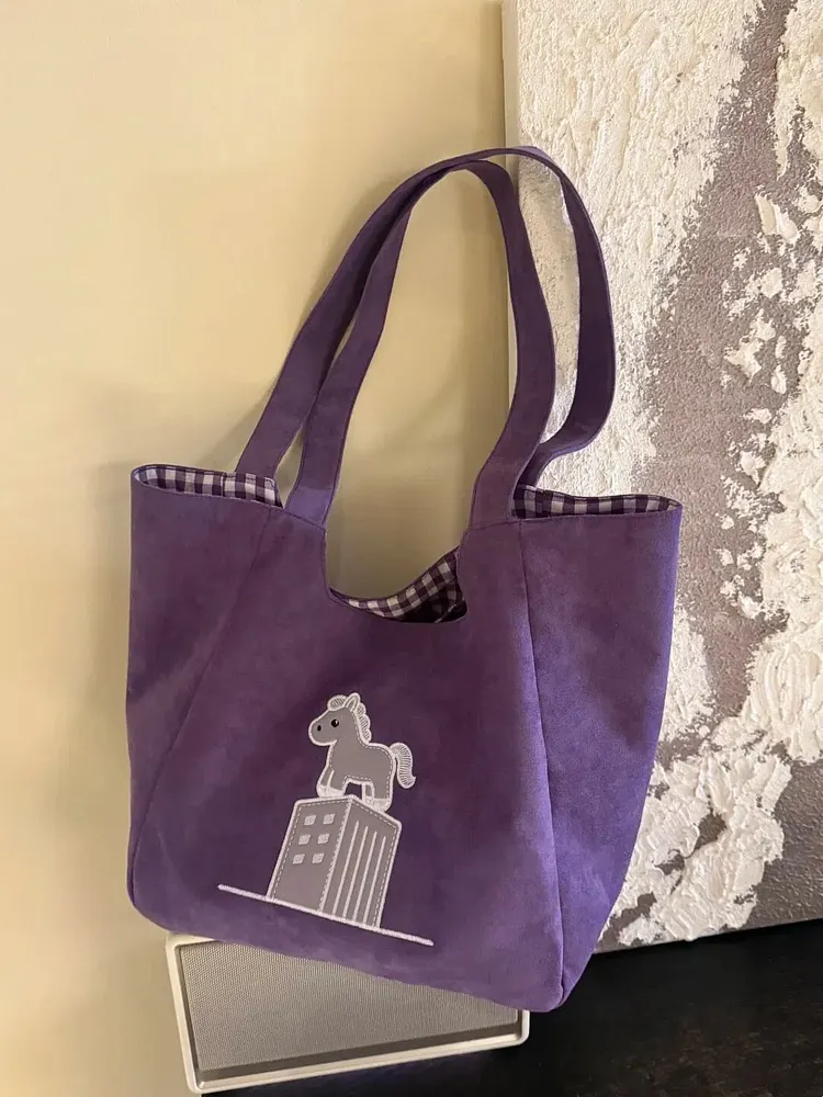 Purple velvet tote bag with pony embroidery