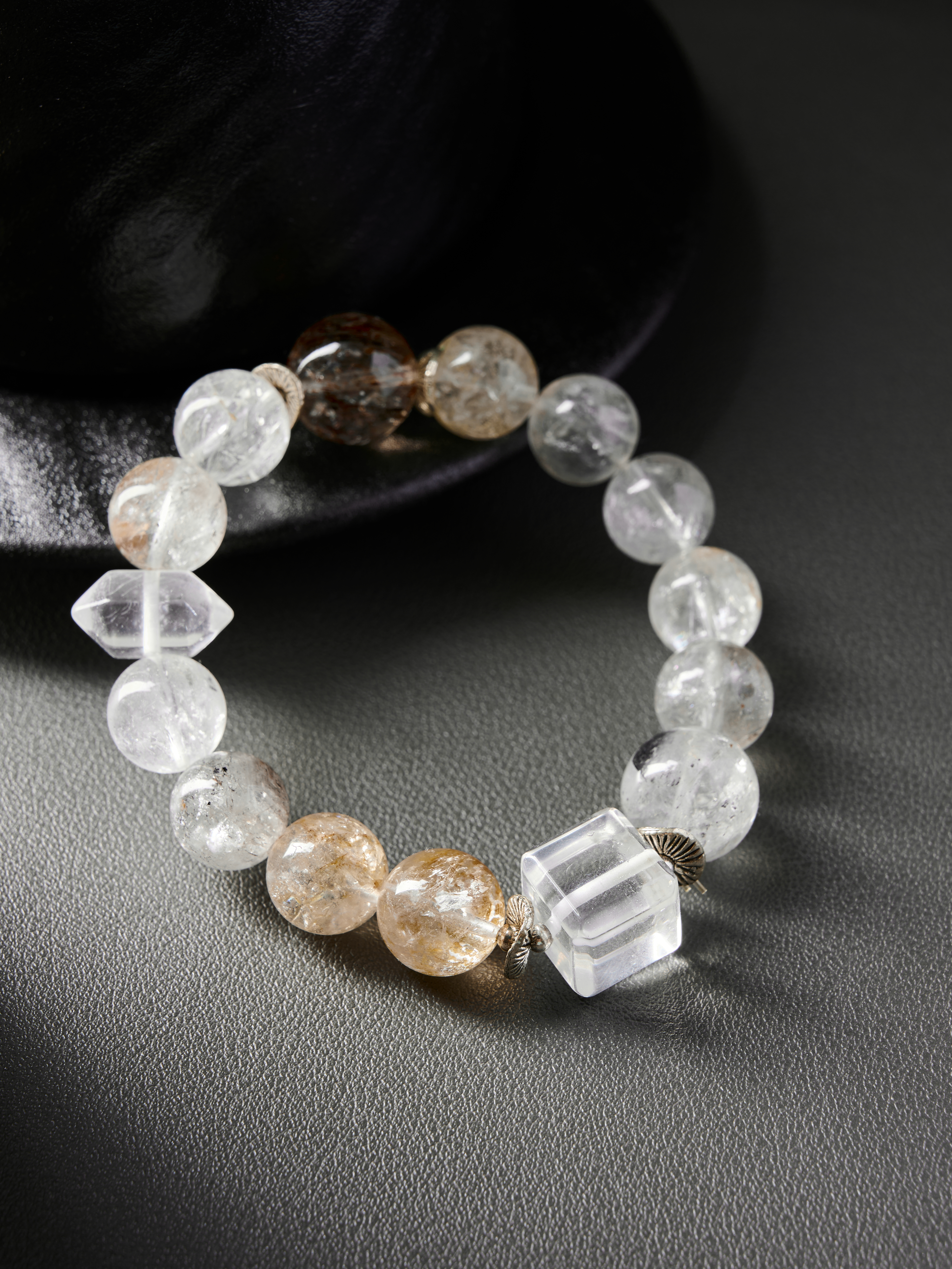 Detail – geometric cube quartz bead with metal spacer, high transparency and shine.