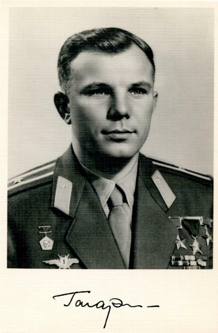 YURI GAGARIN - Signed Photo Poster paintinggraph - Soviet Cosmonaut - Space - preprint