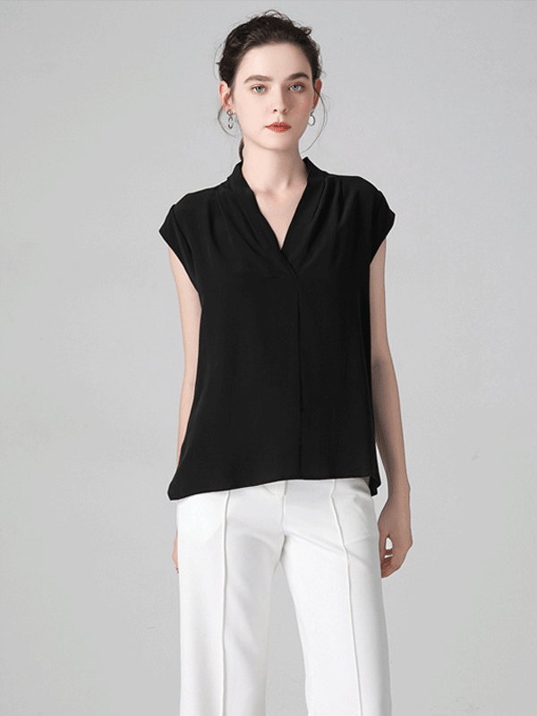 Blouse en soie noire à col V 1