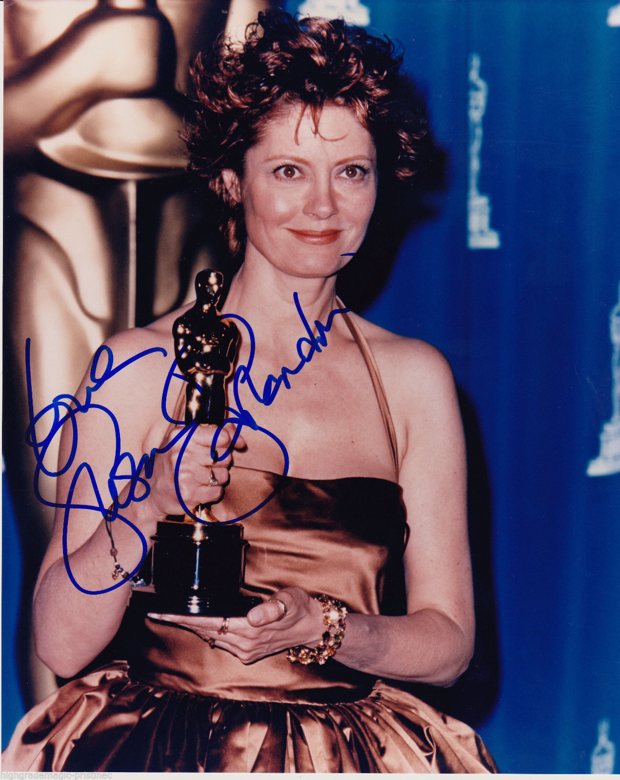 SUSAN SARANDON CLUTCHING THE OSCAR AT THE ACADEMY AWARDS, SIGNED 8X10 WITH COA