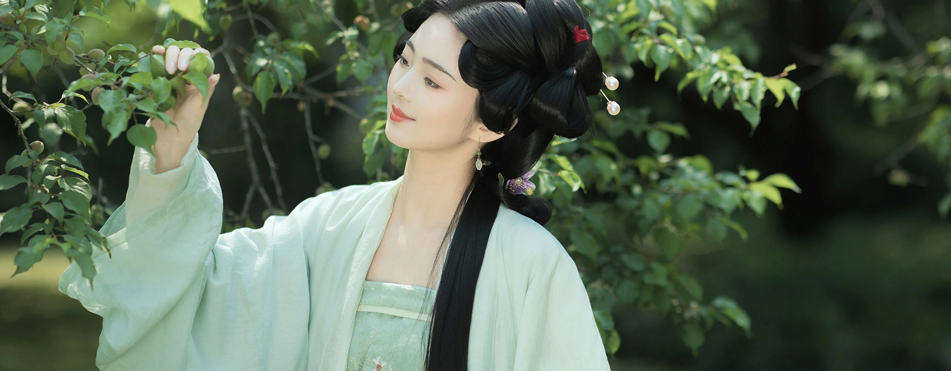 <p>Chinese style women </p><p>are fresh and agile</p>