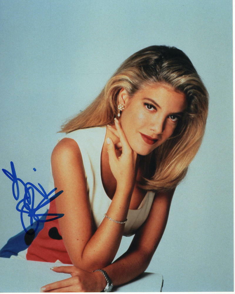 TORI SPELLING SIGNED AUTOGRAPHED 8X10 Photo Poster painting - BEVERLY HILLS 90210 BEAUTY, SEXY