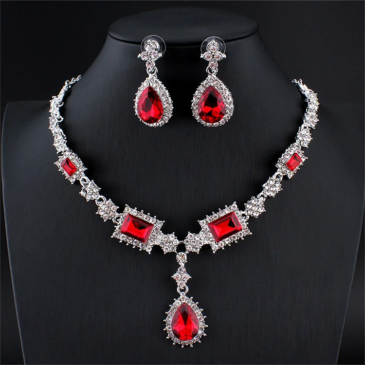 Two-piece set of elegant rhinestone necklace and earrings
