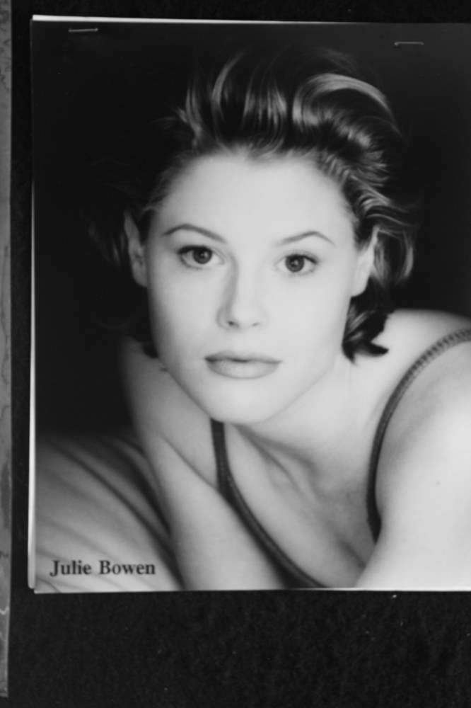 Julie Bowen - 8x10 Headshot Photo Poster painting with Resume - Ed; ER