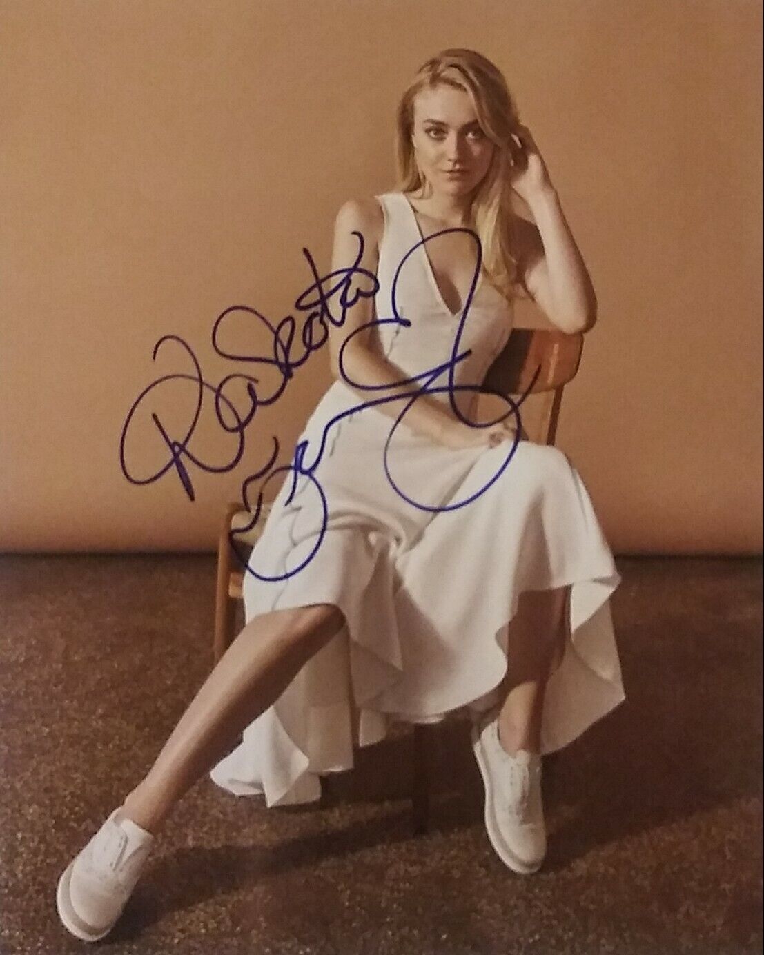 Dakota Fanning signed 8x10