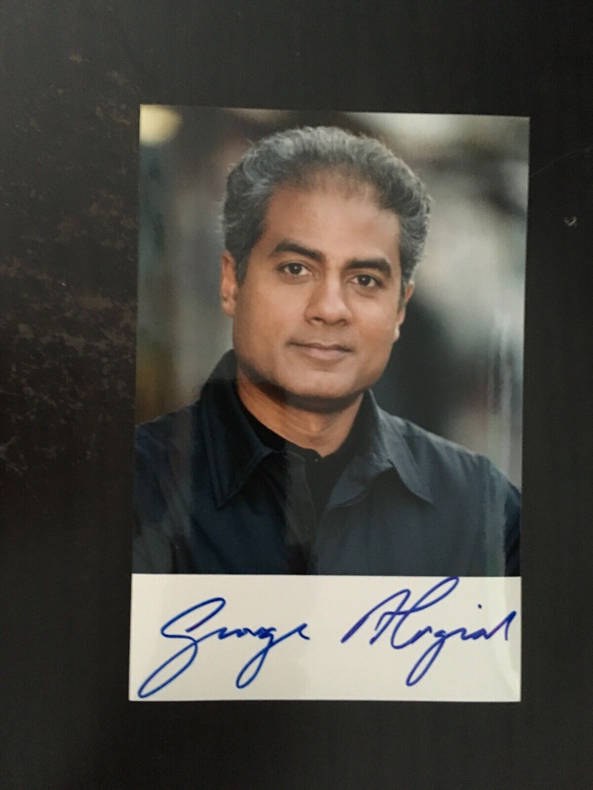 GEORGE ALAGIAH - POPULAR BRITISH NEWS READER - EXCELLENT SIGNED Photo Poster paintingGRAPH