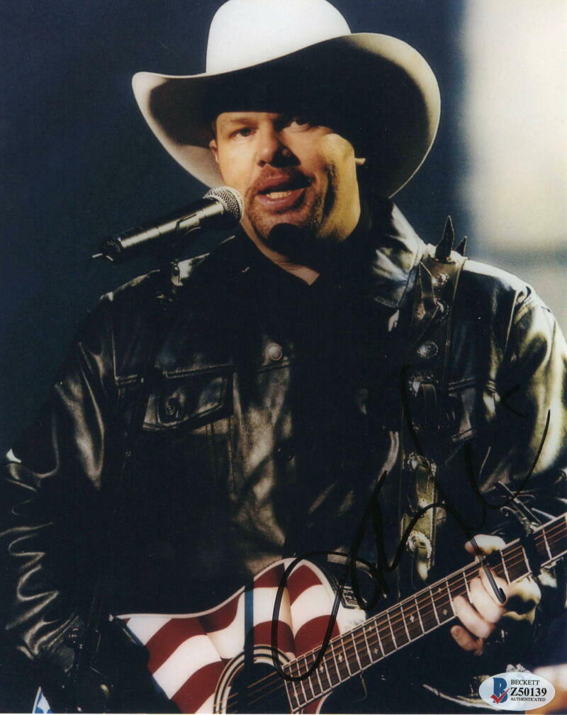 TOBY KEITH SIGNED AUTOGRAPH 8X10 Photo Poster painting - COUNTRY MUSIC, PULL MY CHAIN BECKETT