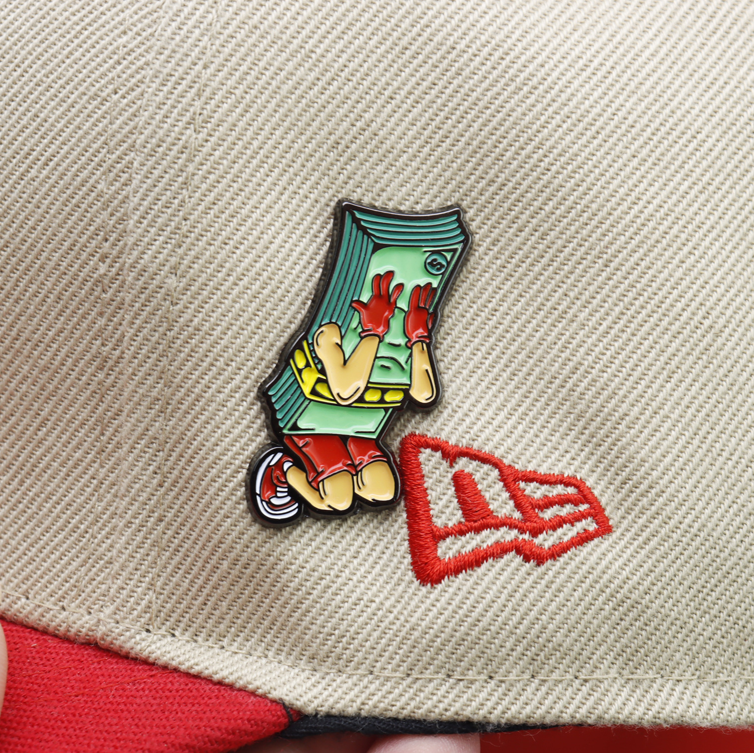 NEW ERA US DOLLARS METAL PIN