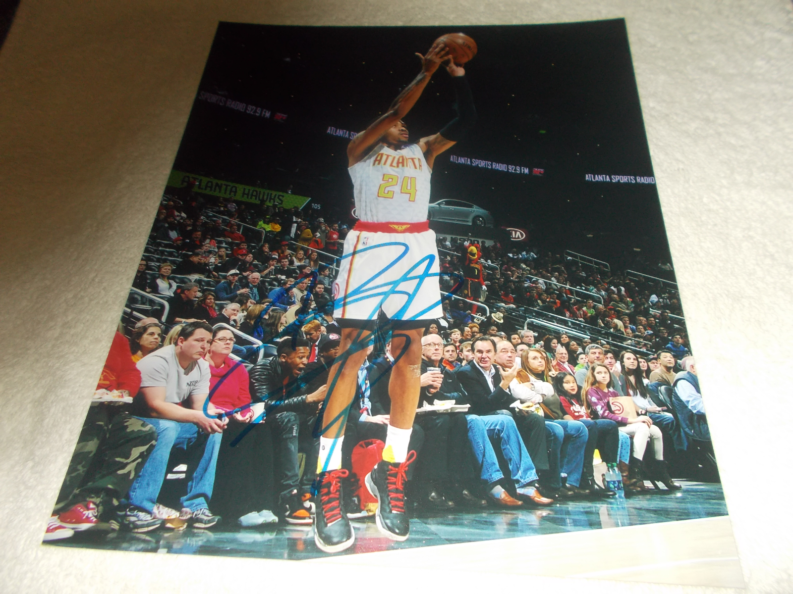 KENT BAZEMORE Atlanta Hawks SIGNED AUTOGRAPHED 8x10 Photo Poster painting Basketball NBA