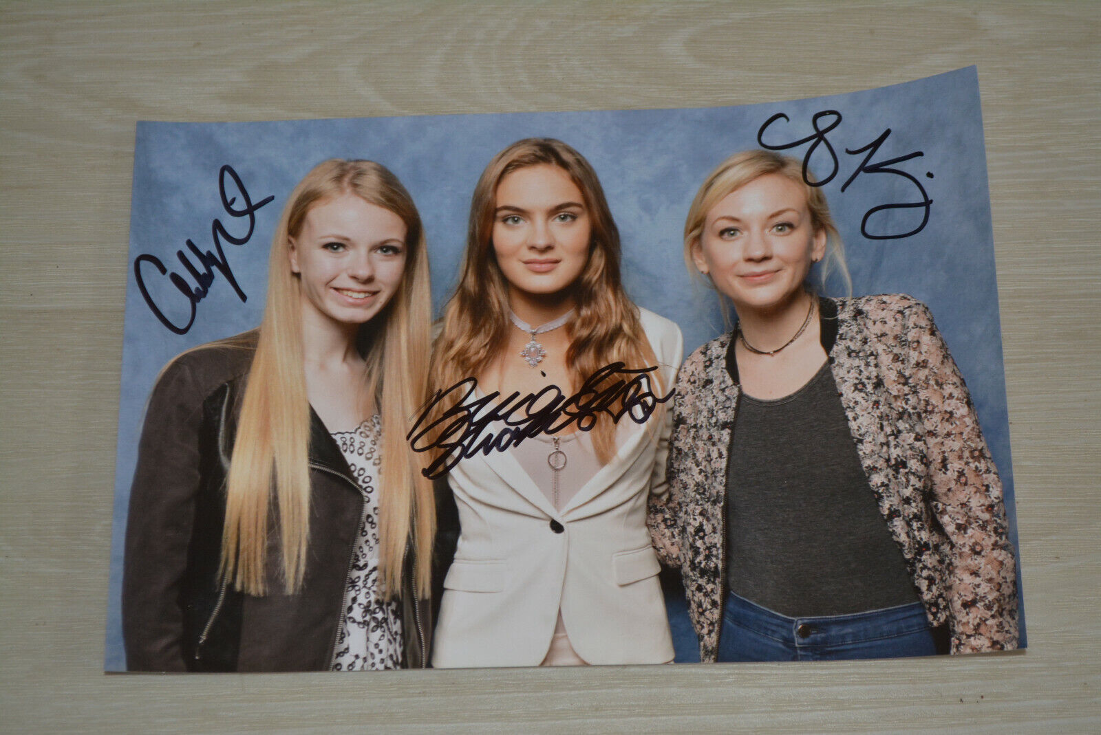 EMILY KINNEY , BRIGHTON SHARBINO , ADDY MILLER signed autograph In Person TWD