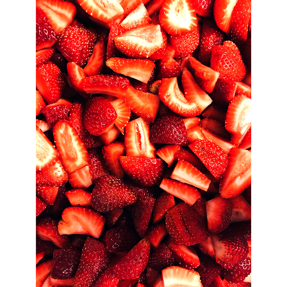 

Strawberry Cutting - 1000 Pieces Jigsaw Puzzle, 501 Original
