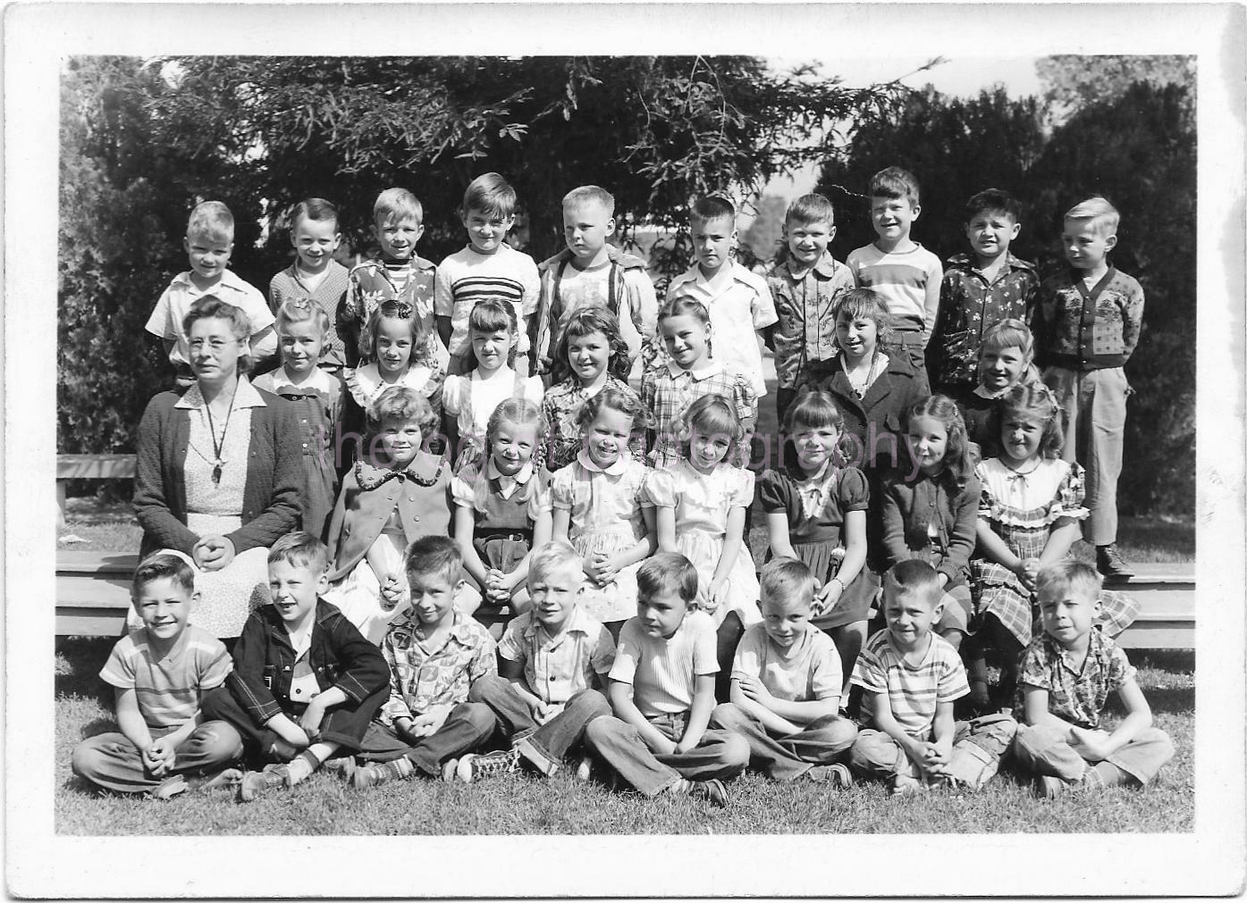 SCHOOL KIDS 5 x 7 FOUND GROUP Photo Poster paintingGRAPH Vintage BOYS GIRLS Original 012 18 Y