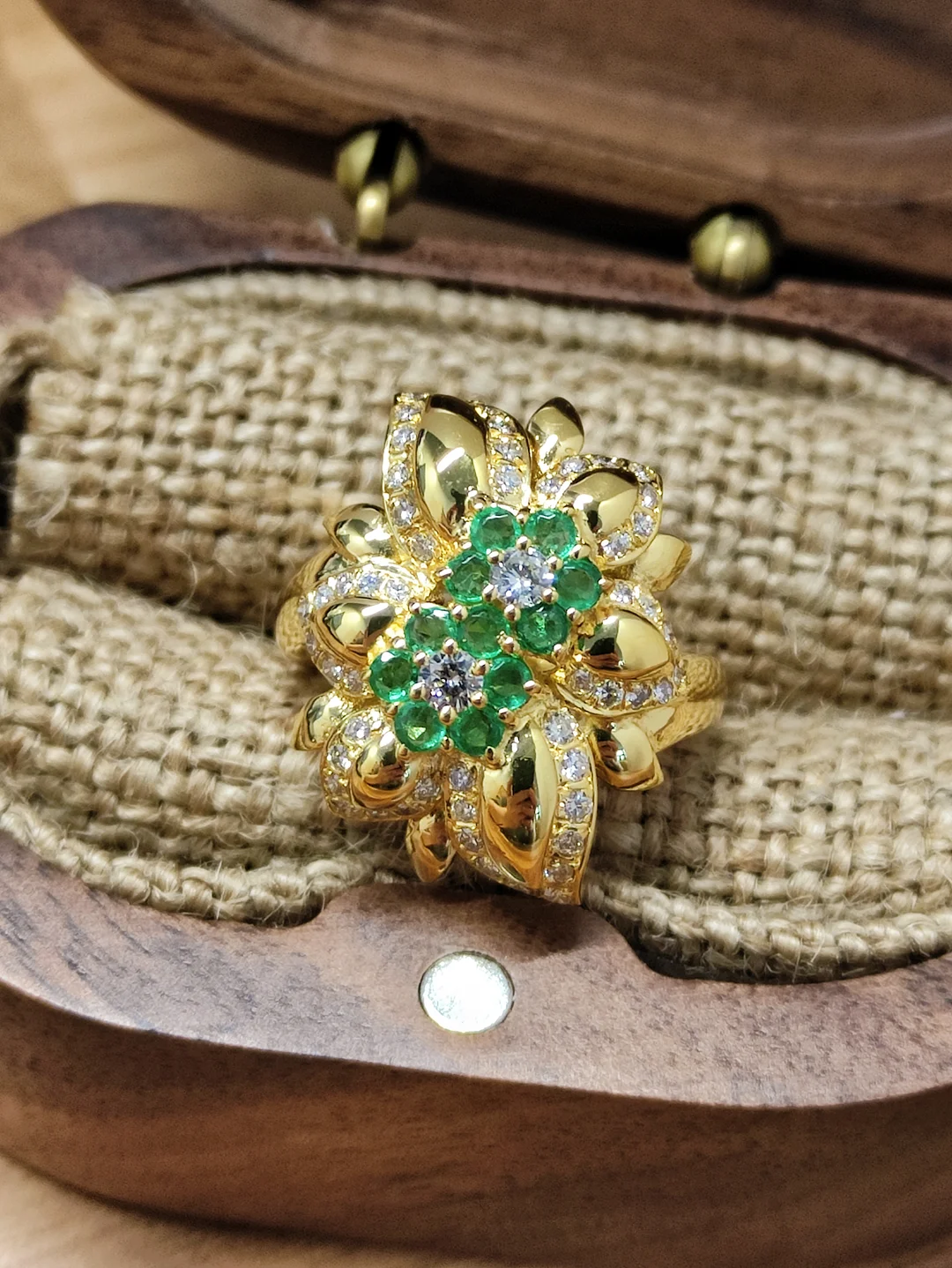 S409 祖母绿双花钻石戒指K18，祖母绿0.39ct，钻石0.51ct，8.5g，10.5/49.5码【重金，宫廷风】