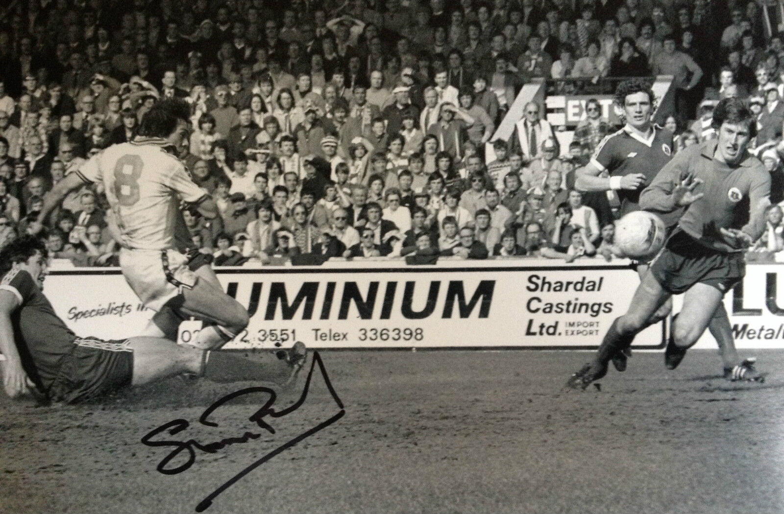 STUART PEARSON - WEST HAM UNITED LEGEND - SIGNED B/W ACTION Photo Poster paintingGRAPH