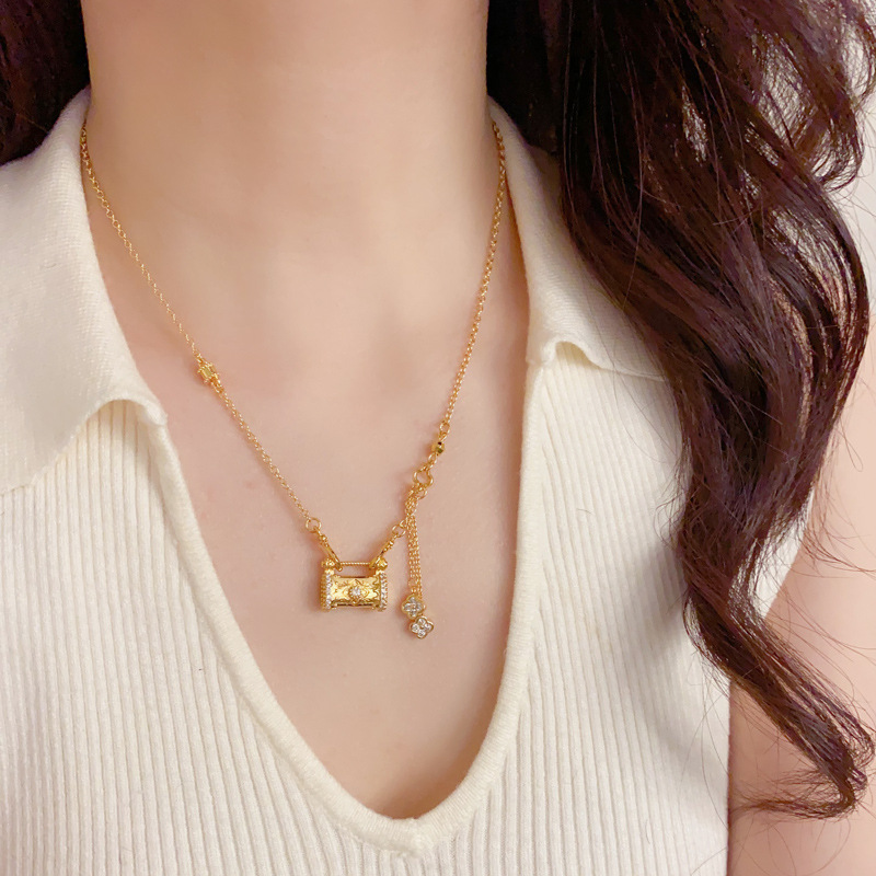 New Chinese style retro metal square lock pendant necklace niche and versatile elegant and sophisticated with subtle inlay fashionable and high-end clavicle chain for women