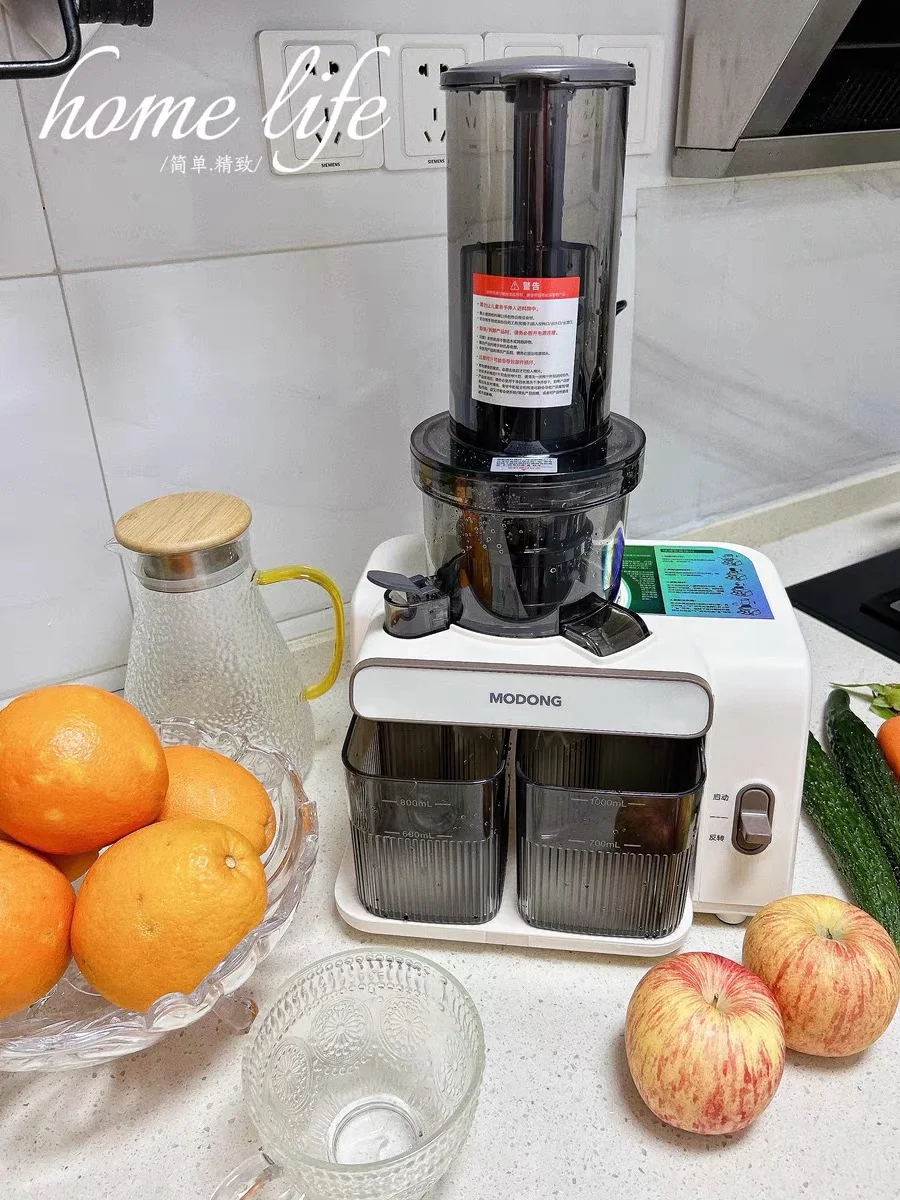 يمكن للعصارة المزودة بفتحة تغذية أوسع بمقدار 12 سم استيعاب قطع أكبر من الطعام، مما يلغي الحاجة إلى تقطيع الفواكه والخضروات، ويمكنها استخلاص العصير بسرعة