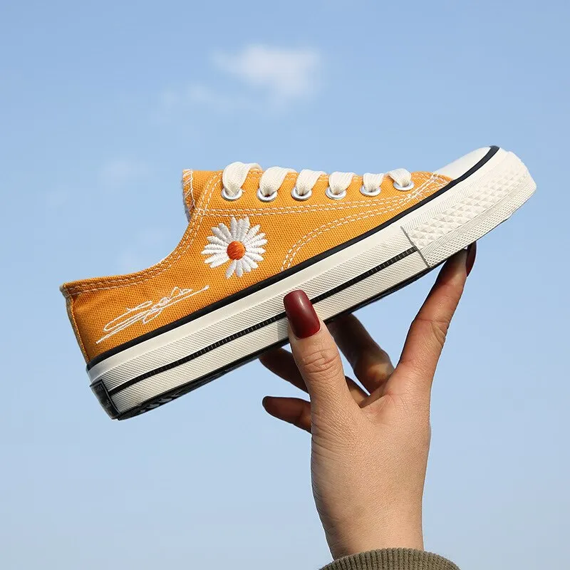 2022 New Korean Style Ulzzang Daisy Canvas Shoes for Women 45 White Black Yellow Green Purple Color sneakers women