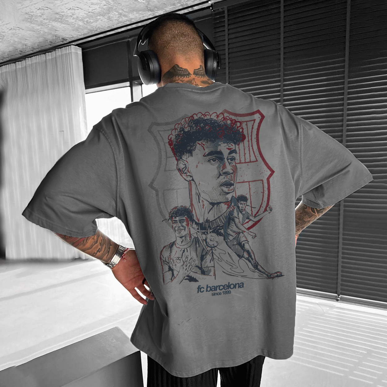  Oversized Graphic T-Shirt with Bold Football Artwork