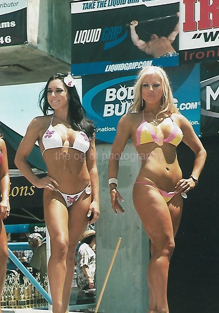 PRETTY WOMEN Bikini Girls FOUND Photo Poster painting Color VENICE BEACH CALIFORNIA vint 06 23 V