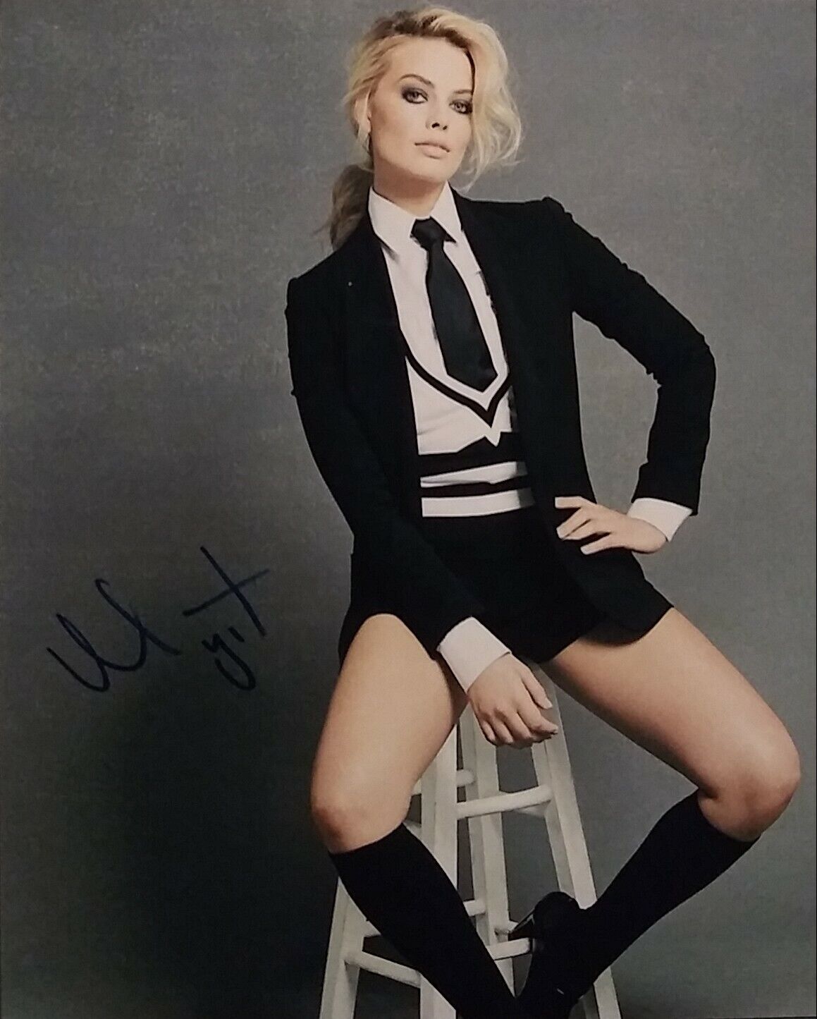 Margot Robbie signed 8 x 10