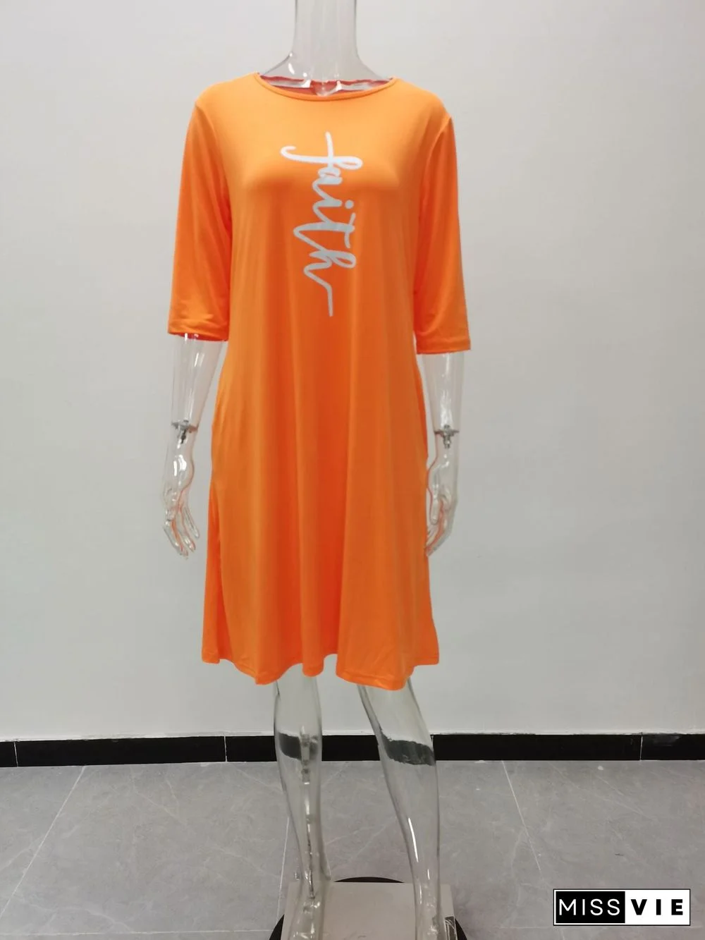 Women's Dresses Are Casual In Mid-summer