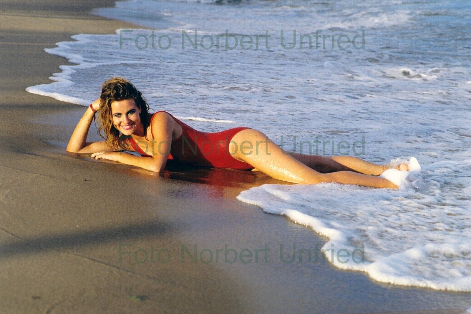 Anja Schüte im Badeanzug am Strand - Foto 20 x 30 cm ohne Autogramm (Nr 2-11