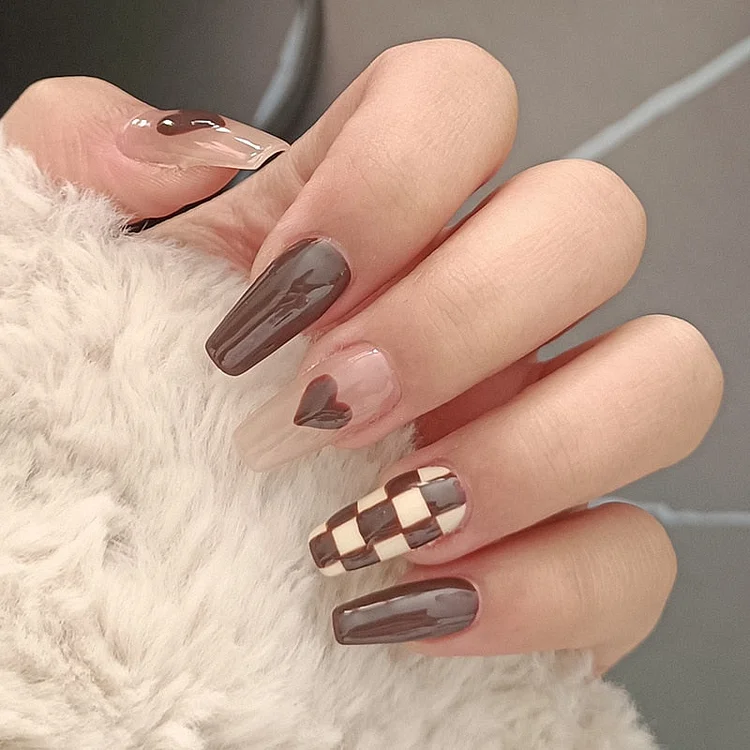 24Pcs Coffee Color With Grids Heart Designs False Nail Full Cover Fake Nails with Glue Detachable Wearable Manicure Nail Tips