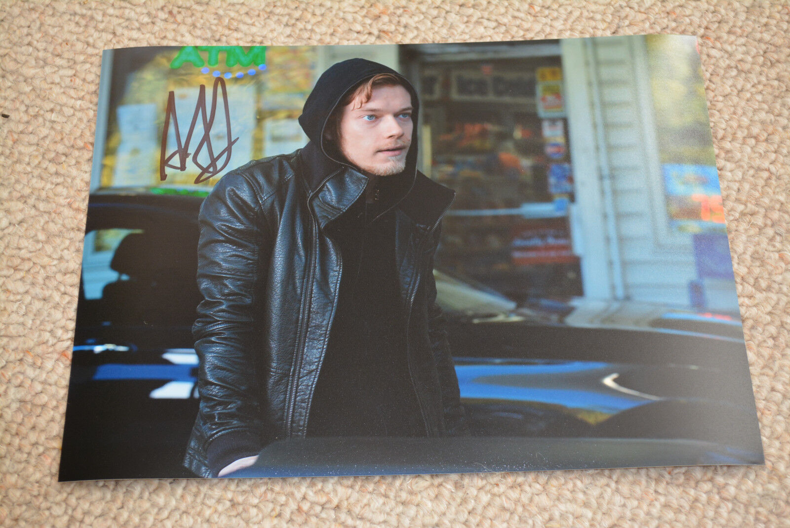 ALFIE ALLEN signed autograph 8x10 20x25 cm In Person JOHN WICK