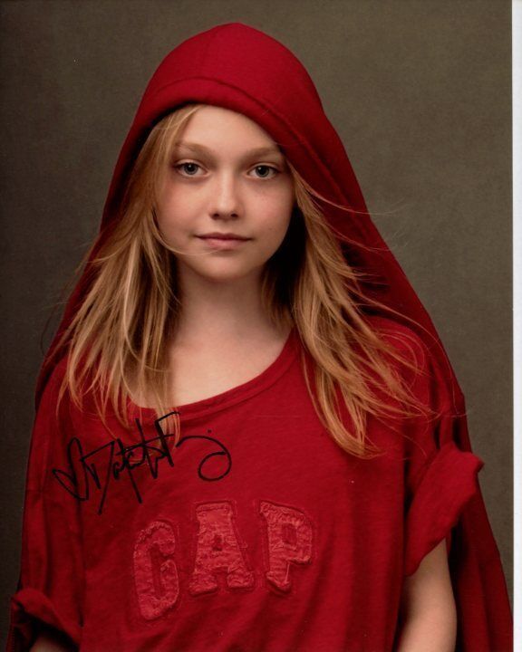 DAKOTA FANNING Signed Autographed GAP Photo Poster painting