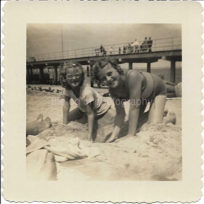 Vintage FOUND Photo Poster paintingGRAPH B&W 40′s 50′s Snapshot A DAY AT THE BEACH 21 56 T