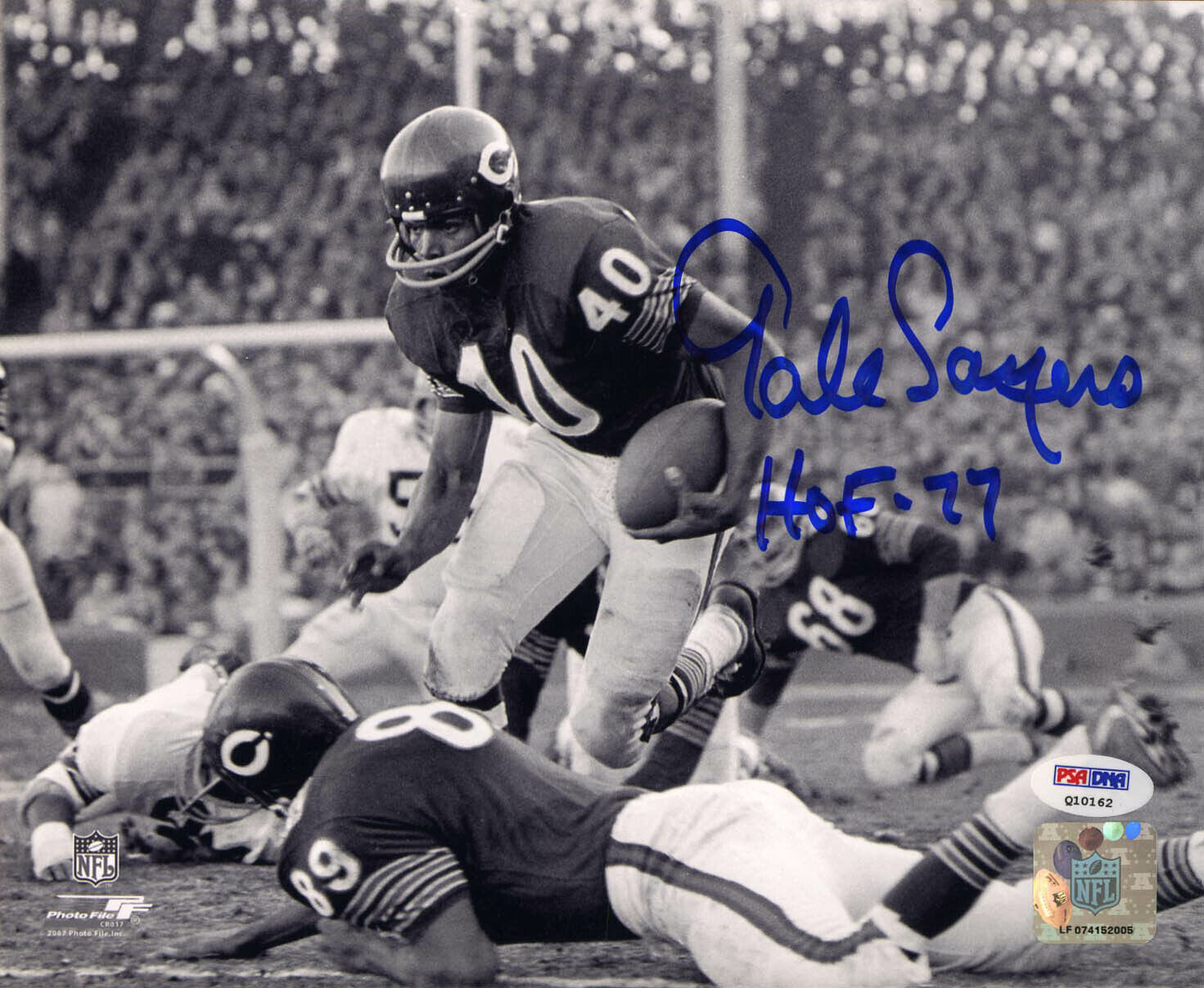 Gale Sayers SIGNED 8x10 Photo Poster painting + HOF 77 Chicago Bears PSA/DNA AUTOGRAPHED