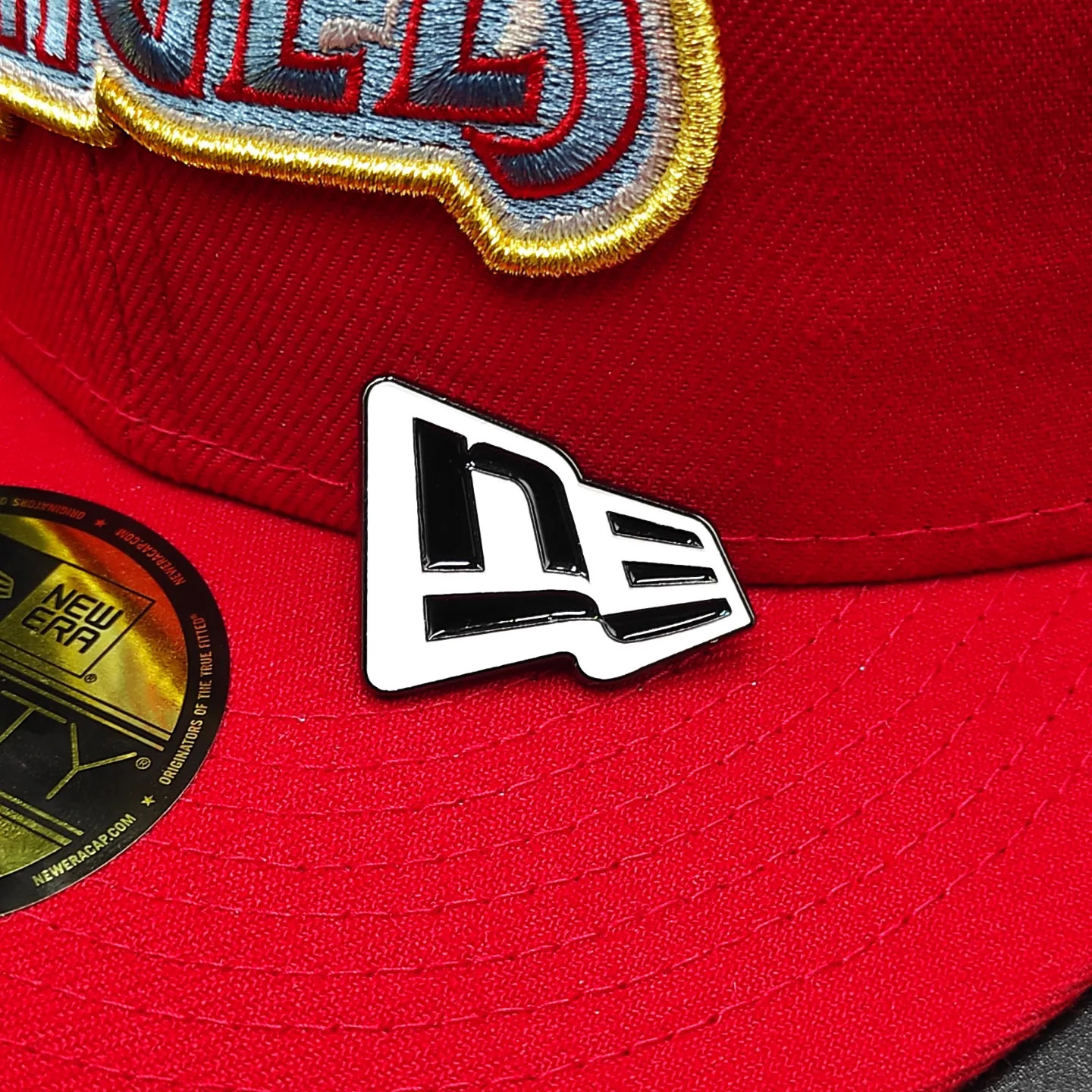 NEW ERA BLACK AND WHITE FLAG METAL