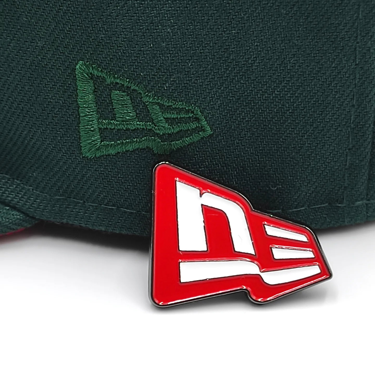 NEW ERA RED AND WHITE FLAG METAL