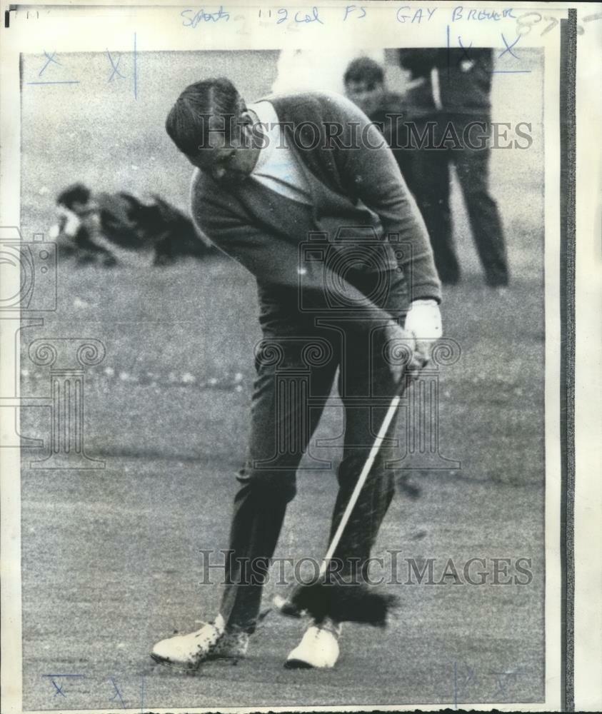 Press Photo Poster painting Golfer Gay Brewer Swings Club on Greens - nos04407