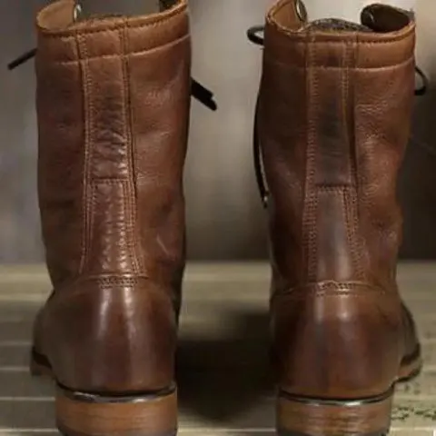 Braune Lederstiefel mit Rückendetails und rustikalem und stilvollem Design.