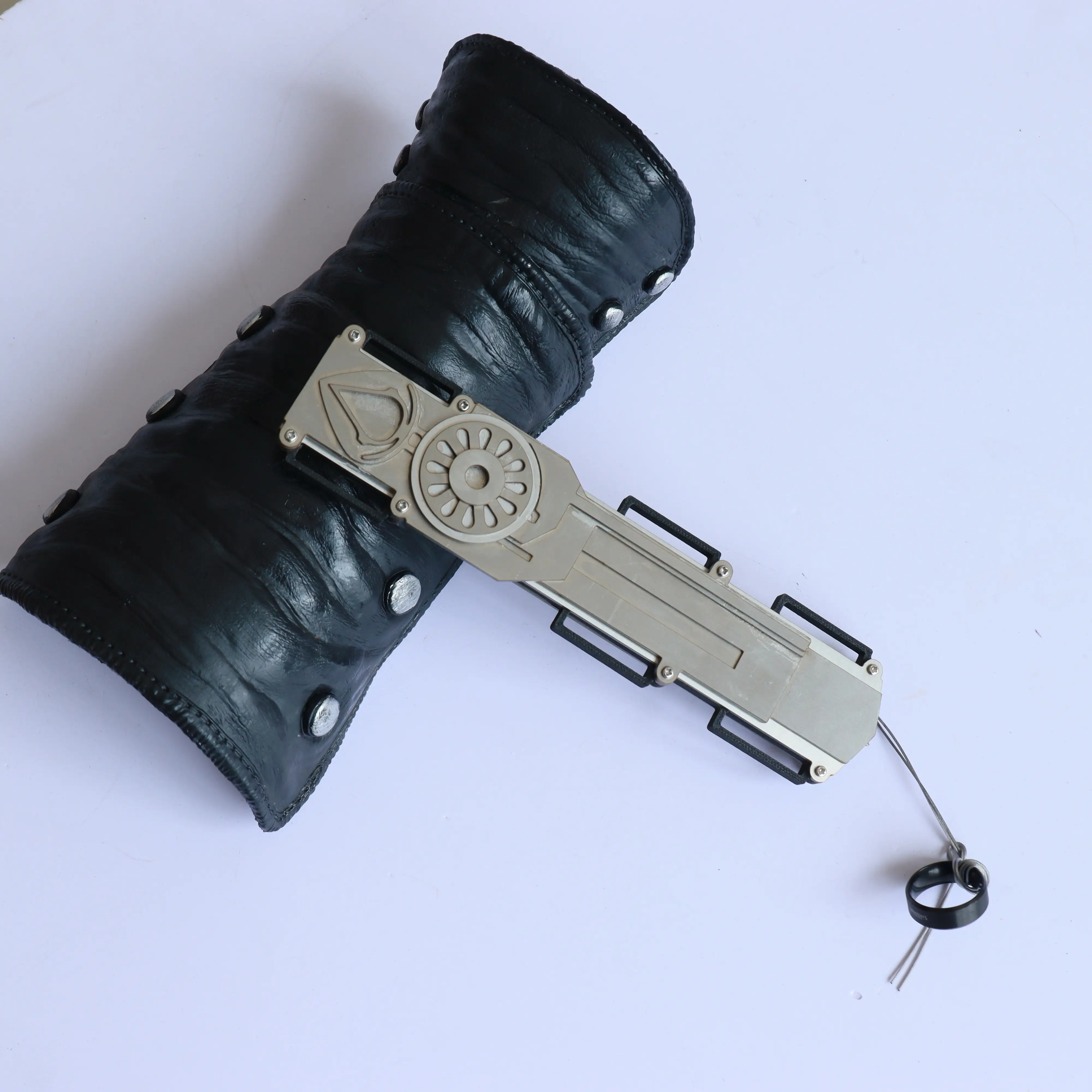 Myhiddenblade Ezio metal hidden blade （ Locking Hidden Blade ） - MyHiddenBlade