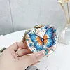 Papillon, un carton carton en acrylique en acrylique en amour en style maison, portefeuille avec cha&icirc;ne avec une petite croix en forme de diamant pour