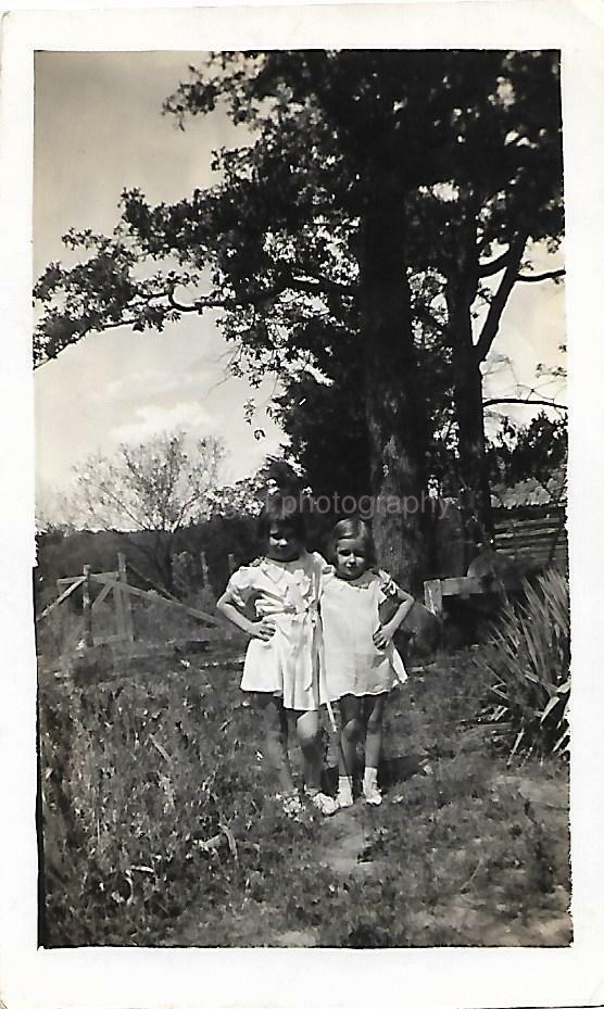 YOUNG GIRLS Found Photo Poster paintingGRAPH bwOriginal Snapshot VINTAGE 07 20 C