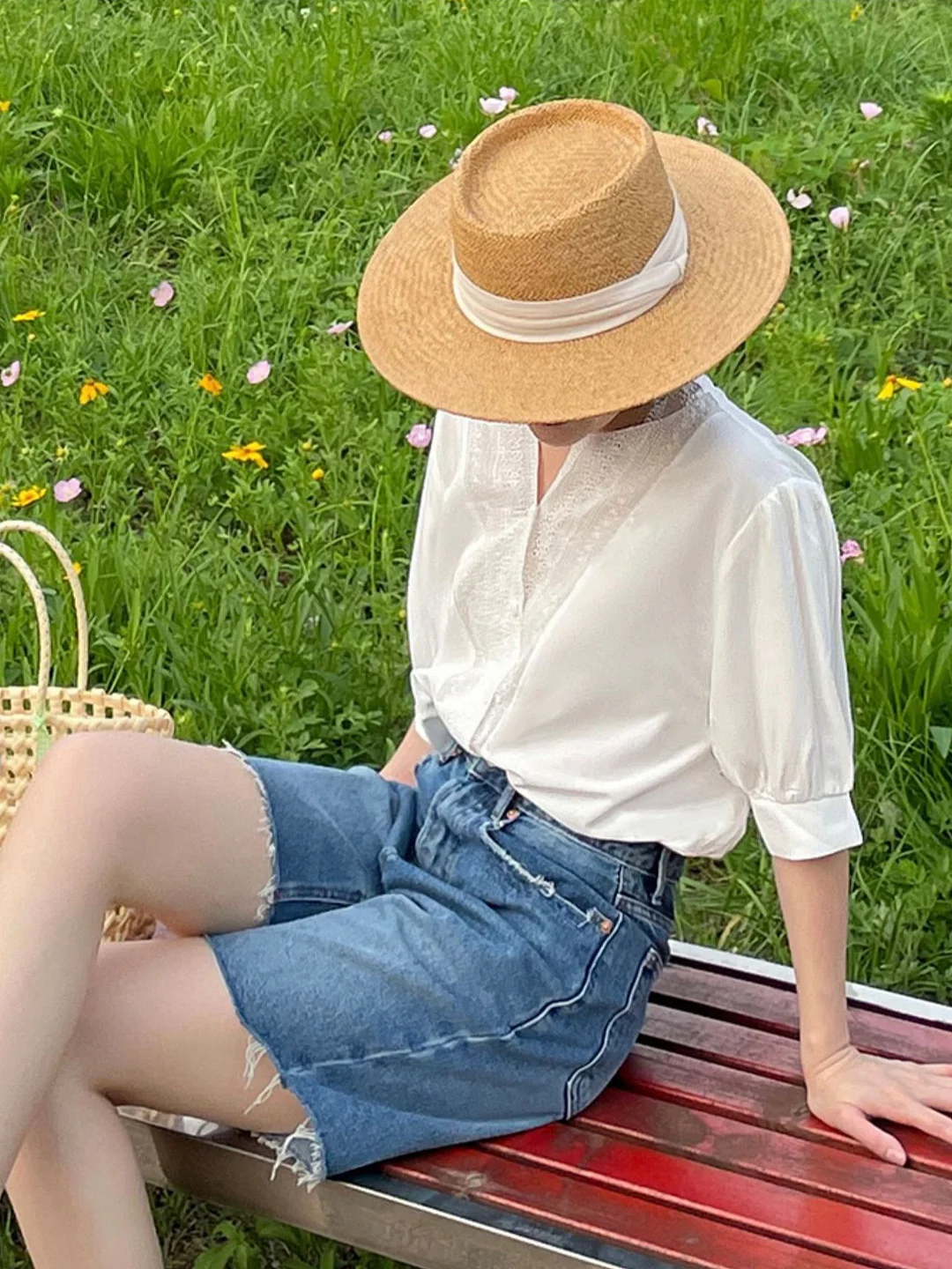 Athvotar Athvotar Retro White Lace Short-Sleeved Shirt Women Casual Niche Lotus Edge V-Neck Bubble Sleeves