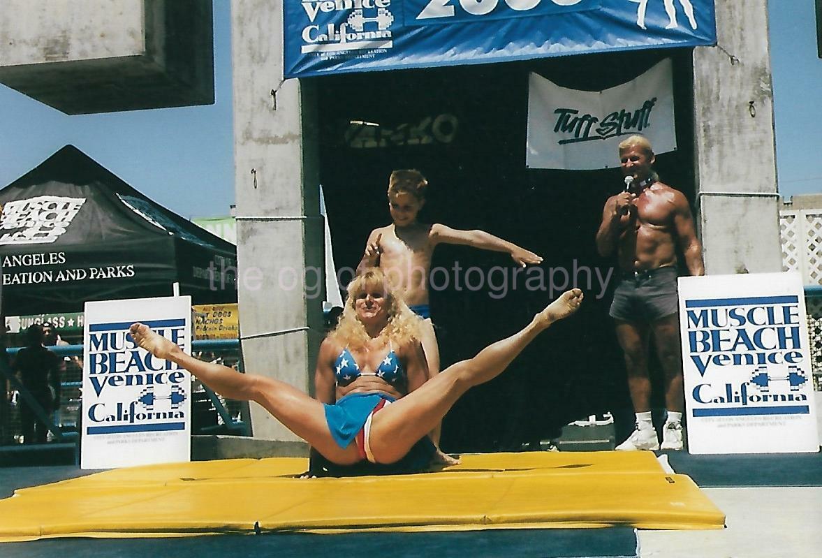 MUSCLE WOMAN Bodybuilder FOUND Photo Poster painting Color VENICE BEACH CALIFORNIA Vinta 06 27 V