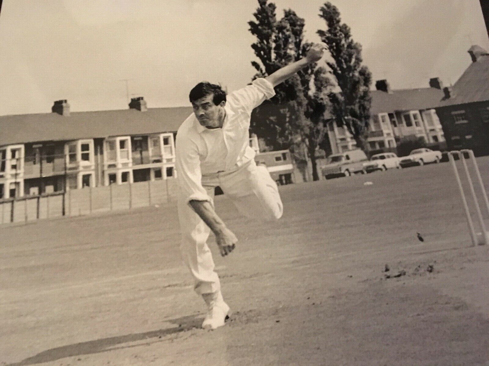 FRED TRUEMAN = YORKSHIRE & ENGLAND CRICKTER - BRILLIANT UNSIGNED Photo Poster paintingGRAPH