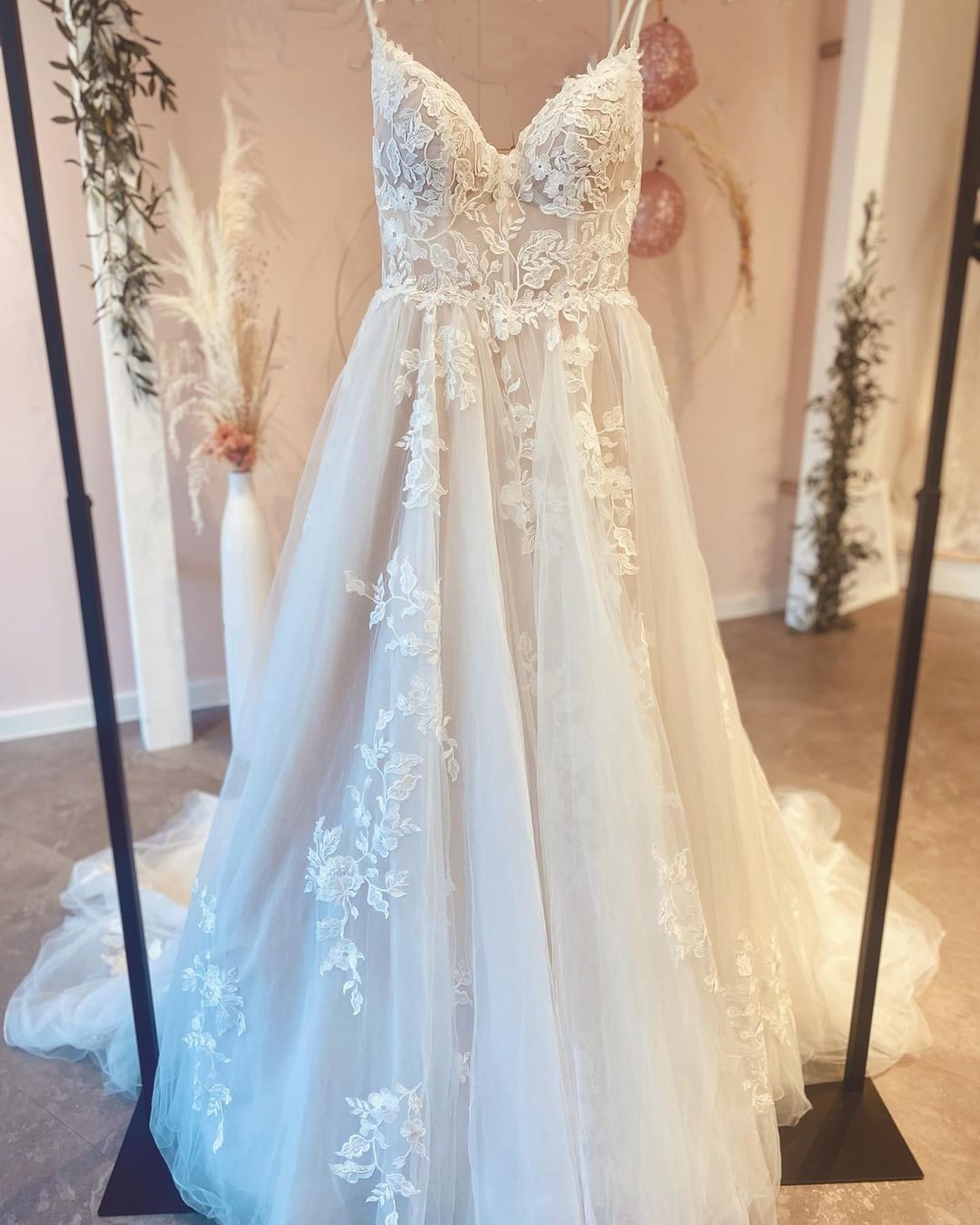 Beautiful Floor-length Spaghetti Straps A-Line Wedding Dress With Train Appliques Lace | Ballbellas Ballbellas