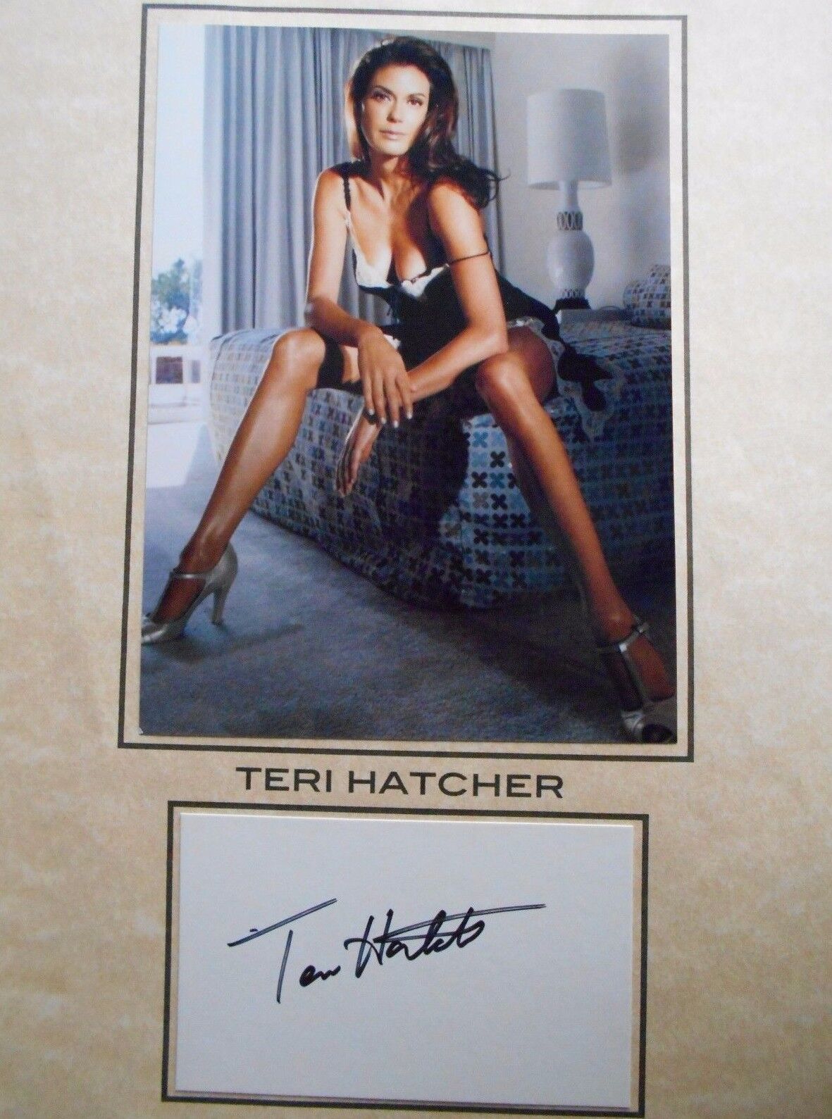 TERI HATCHER ** SUPER HOT ! GREAT AUTOGRAPHED Photo Poster painting -WITH SIGNATURE CARD W/COA