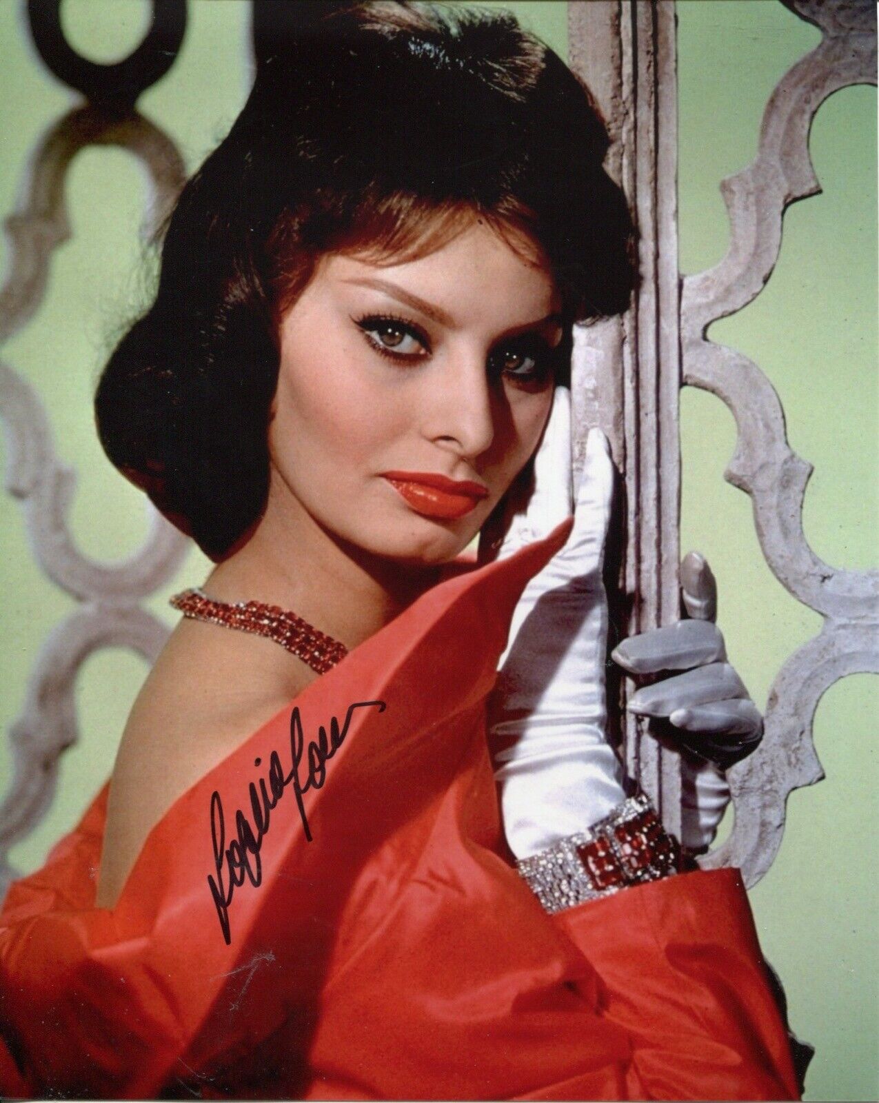 Sophia Loren signed sexy pose portrait Photo Poster painting - UACC DEALER