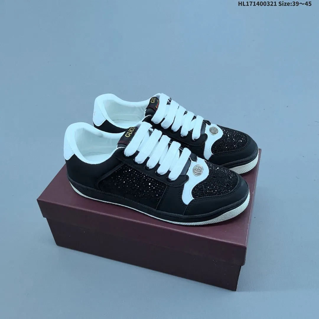 Classic prototype retro style versatile distressed plaid shoes, featuring a retro academic look. 