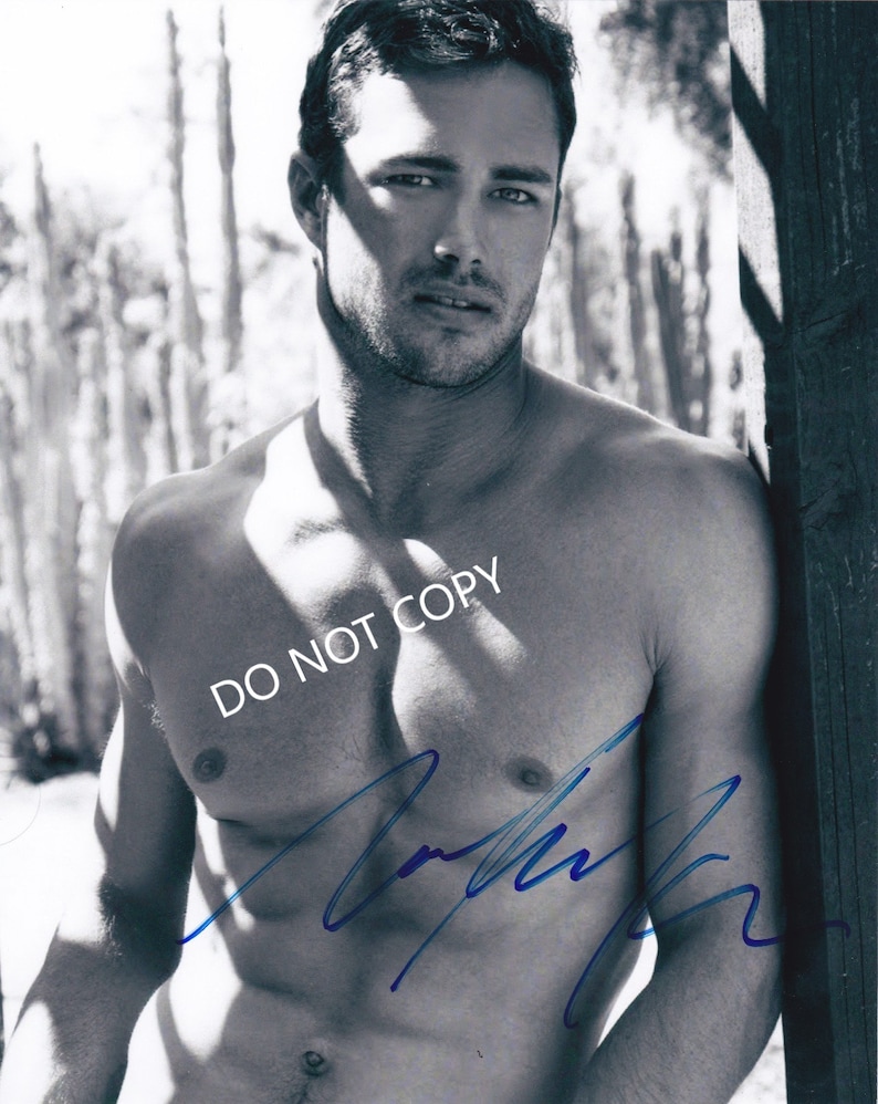 TAYLOR KINNEY 8 x10 20x25 cm Autographed Hand Signed Photo Poster painting